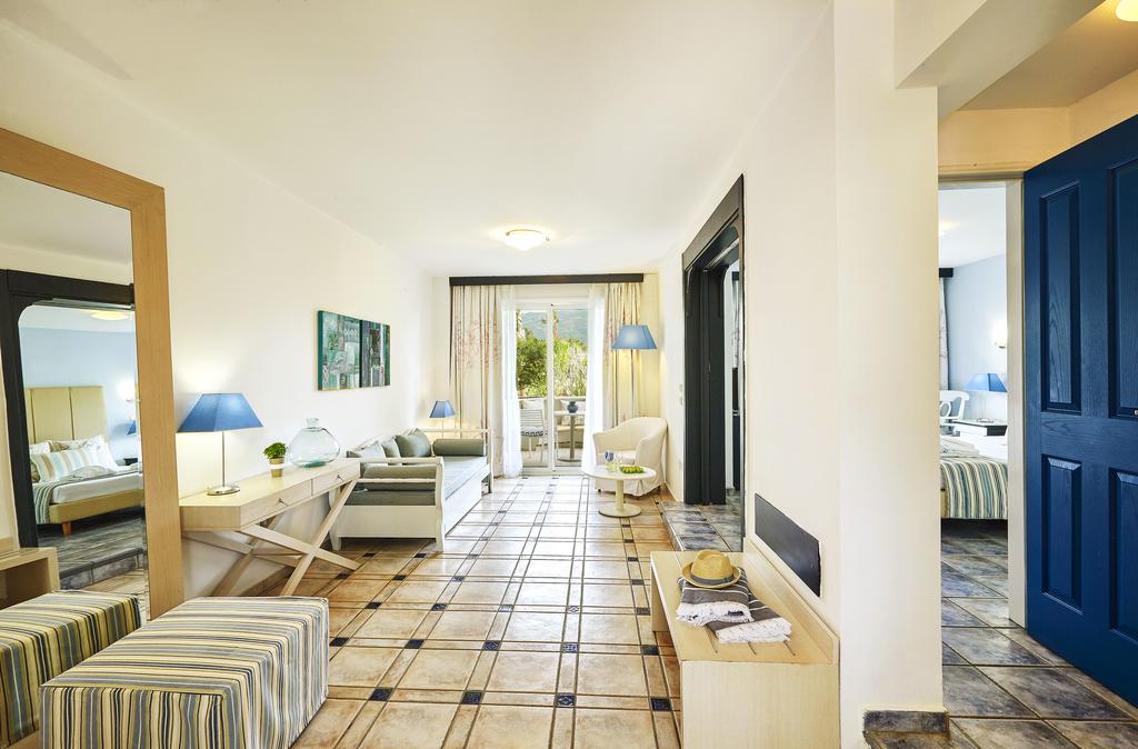 Hotel Ilio Mare deluxe suite 3.jpg