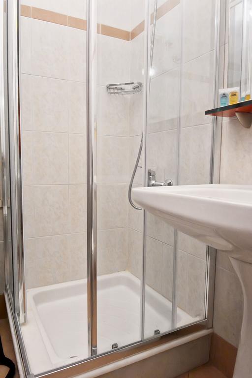 Hotel Ioni bathroom 1.jpg