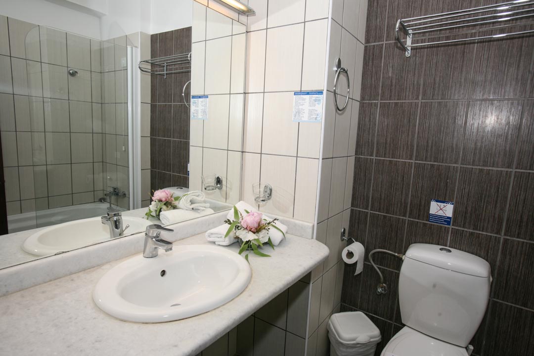 Hotel Ionian Park bathroom.jpg