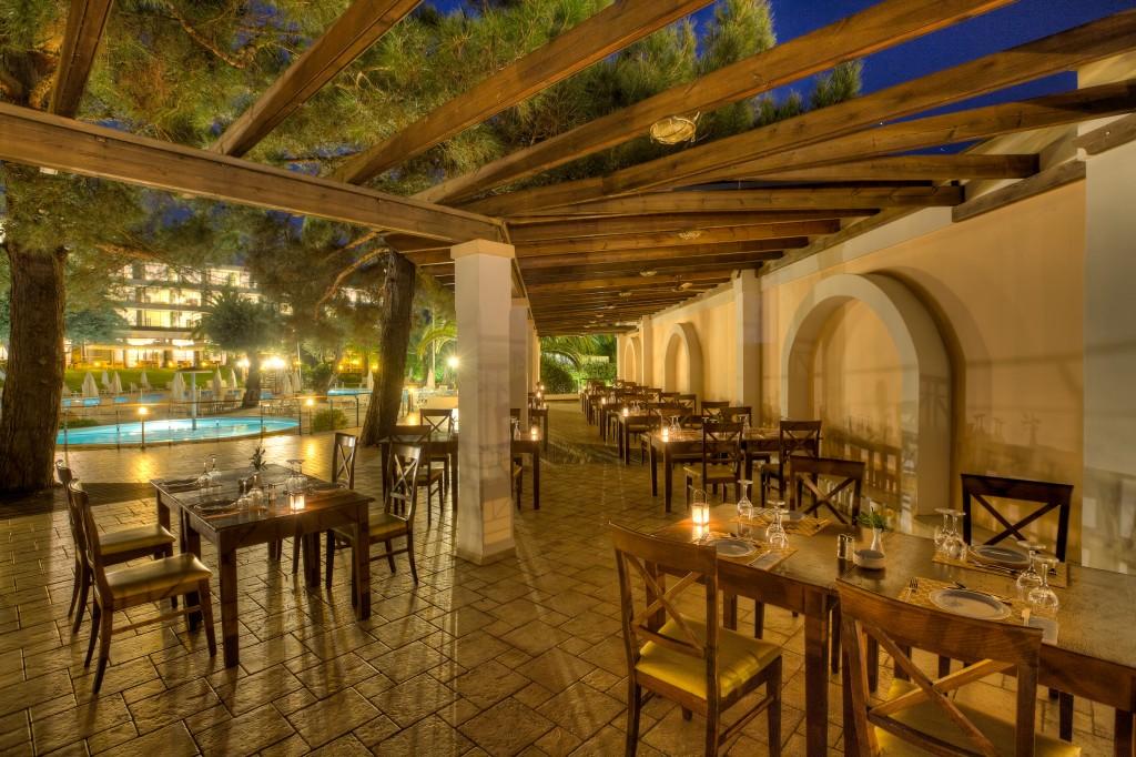 Hotel Ionian Park restaurant 1.jpg