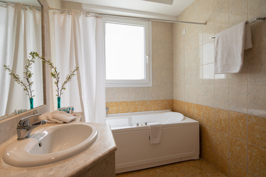 Hotel Ithea Suites family seaview suites bathroom 1.jpg