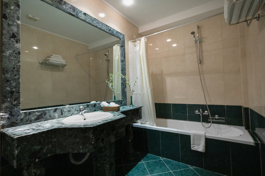 Hotel Ithea Suites family seaview suites bathroom.jpg
