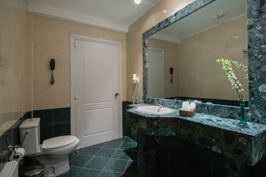 Hotel Ithea Suites junior seaview suites bathroom.jpg