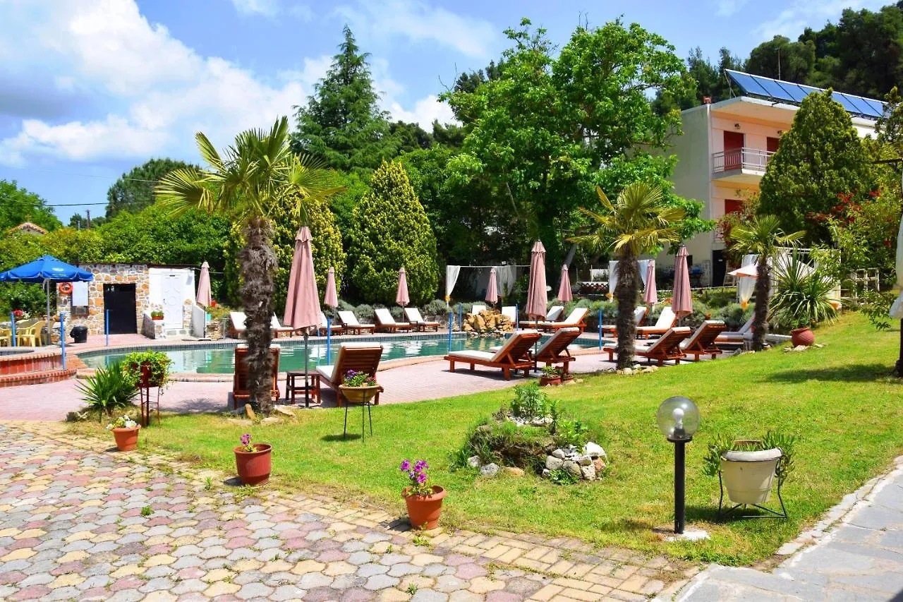 Jenny Hotel Siviri-Oblast oko bazena.jpg