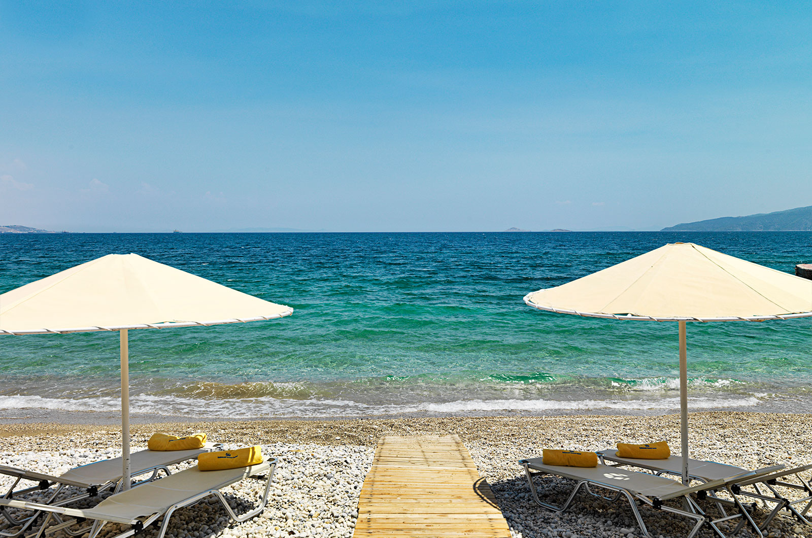 Hotel Kalamaki Beach Resort beach 1.jpg