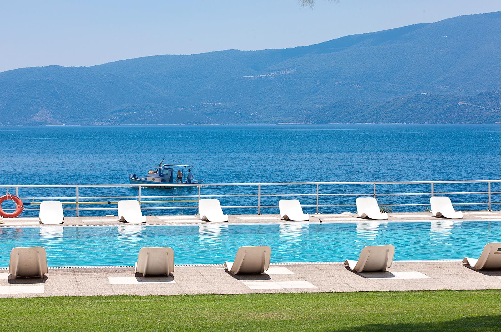 Hotel Kalamaki Beach Resort pool 1.jpg