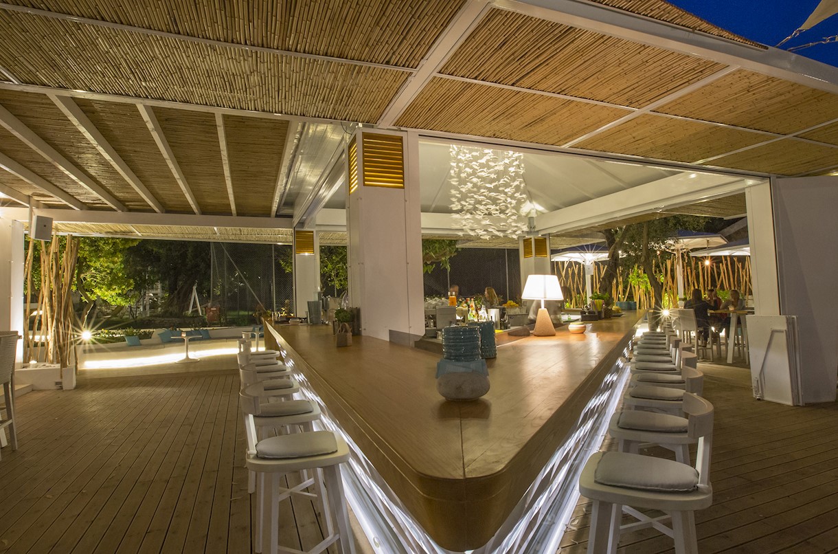 Hotel Akrotiri beach Akron bar.jpg