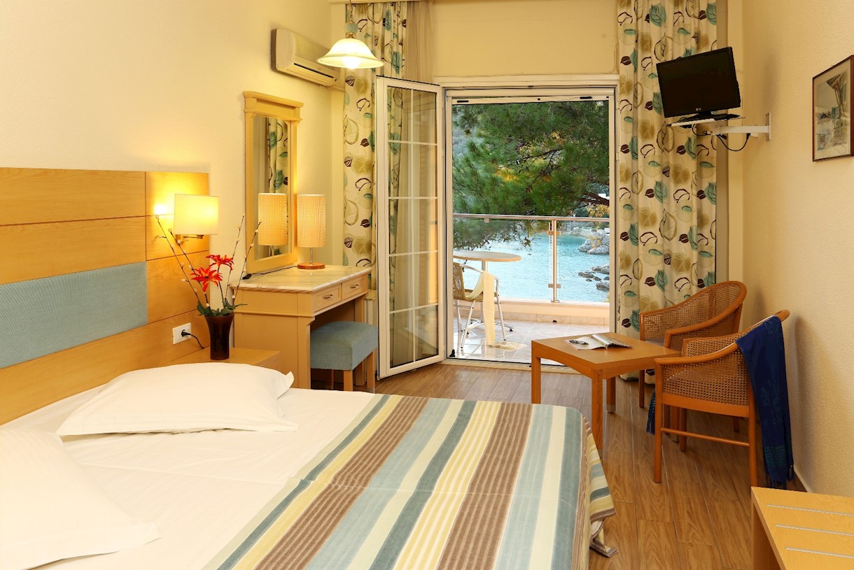 Hotel Akrotiri beach classic room 1.jpg