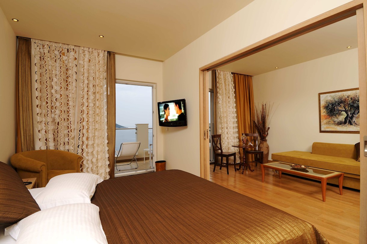 Hotel Akrotiri beach panorama suite 2.jpg