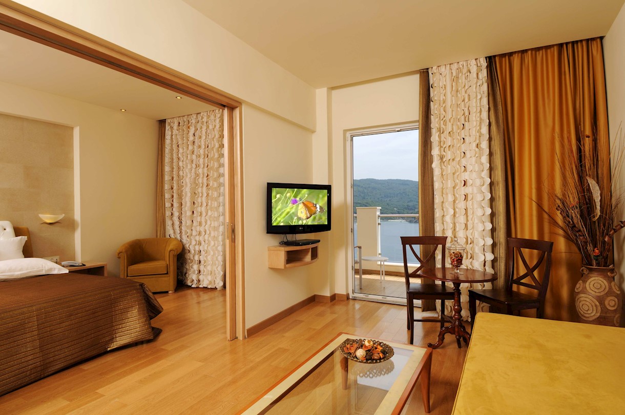 Hotel Akrotiri beach panorama suite.jpg