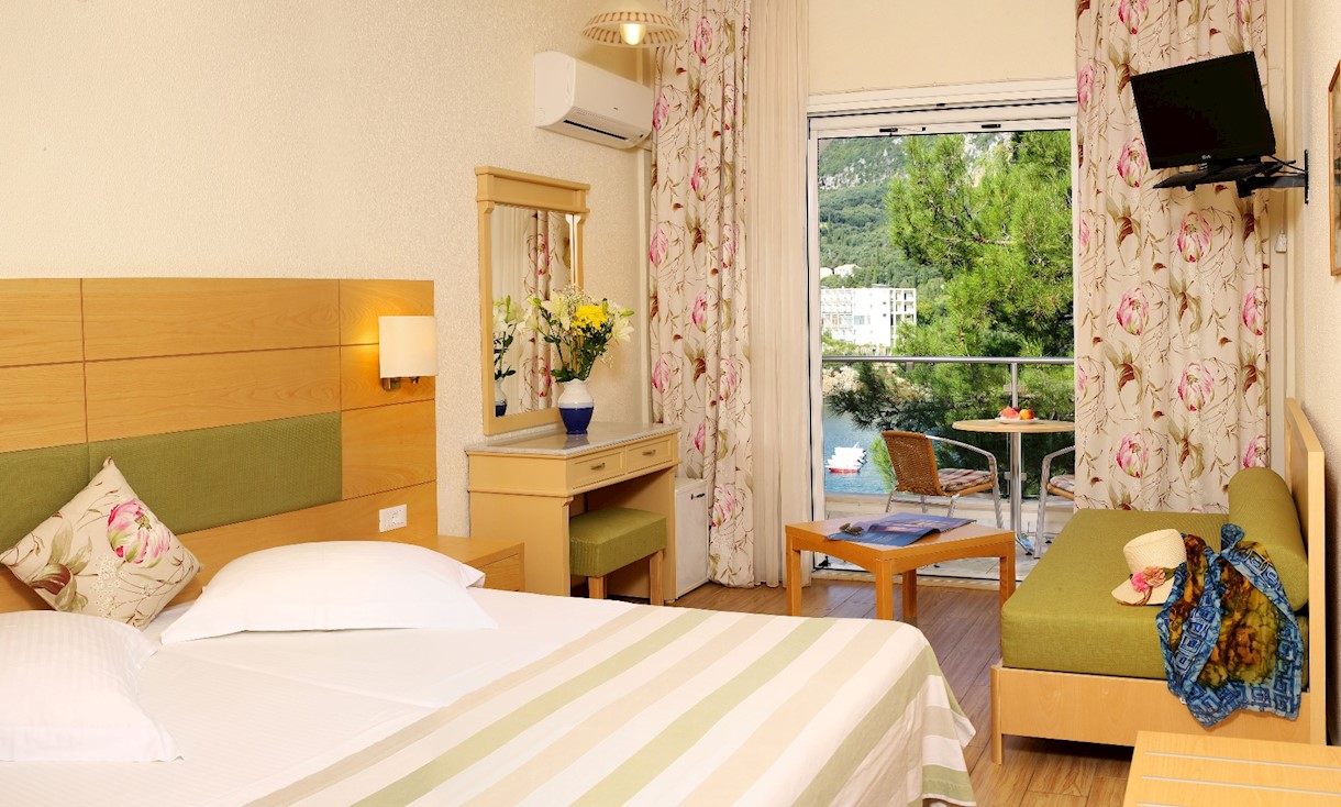 Hotel Akrotiri beach premium room 1.jpg