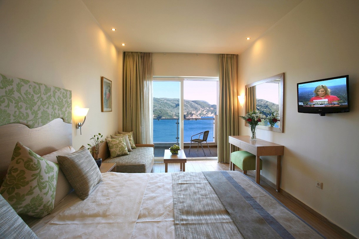 Hotel Akrotiri beach superior room 1.jpg
