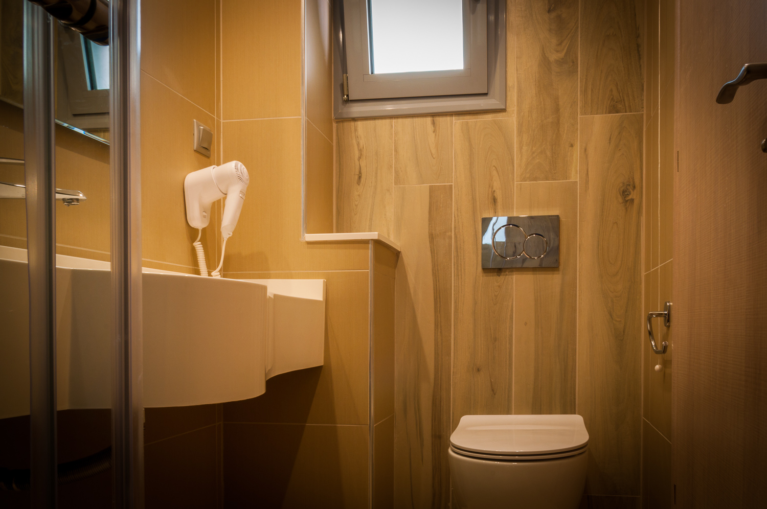 Hotel Kaly Bay bathroom 1.jpg