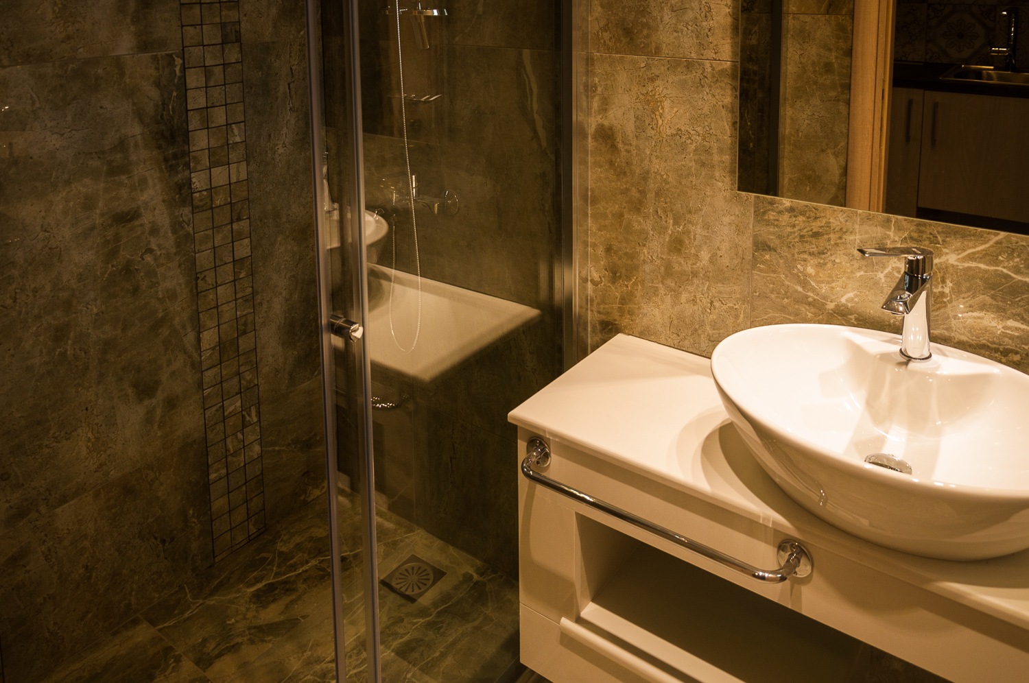 Hotel Kaly Bay bathroom.jpg
