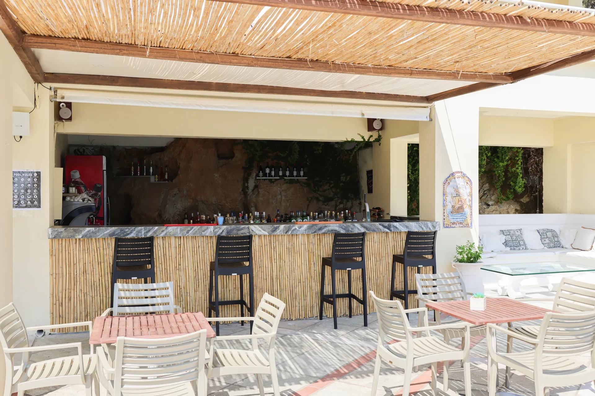 Kanapitsa Mare Hotel-Bar pored bazena.jpg
