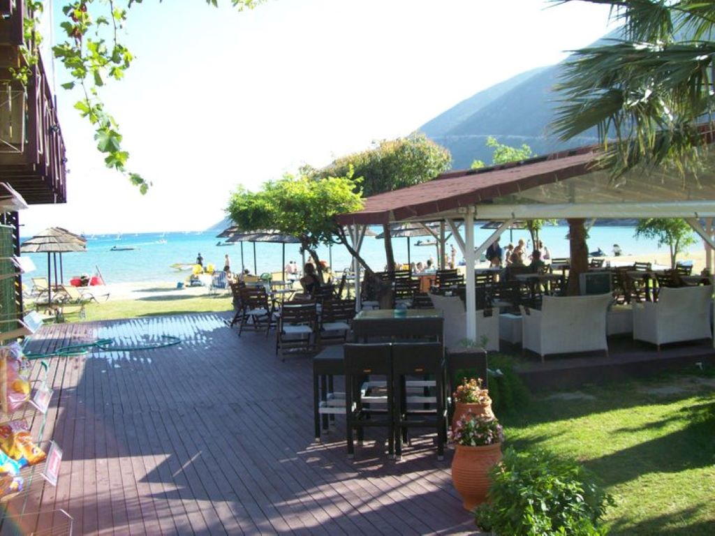 Wind Club Lefkada-Bar na plazi.jpg