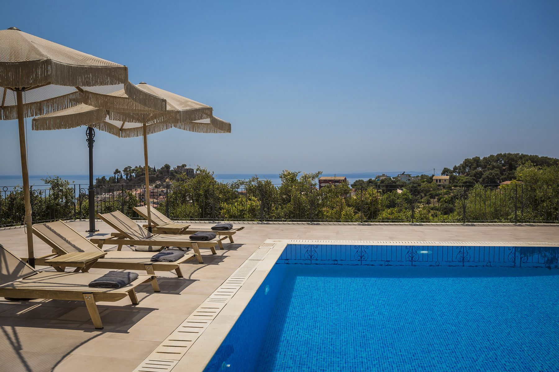 Elysium Living Parga-Oblast oko bazena.jpg