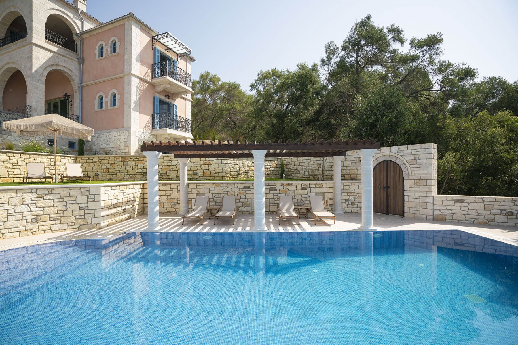 Elysium Living Parga-Otvoren bazen.jpg