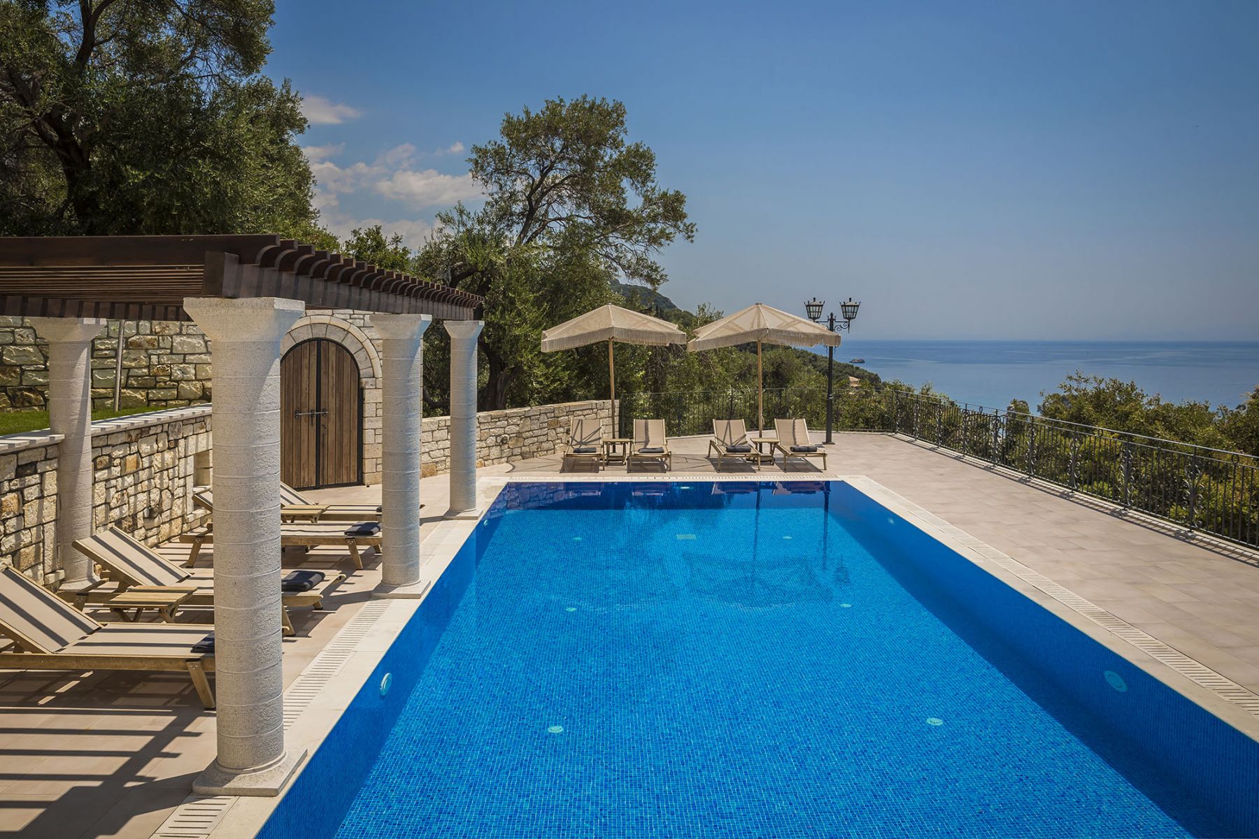 Elysium Living Parga-Spoljasnji bazen.jpg