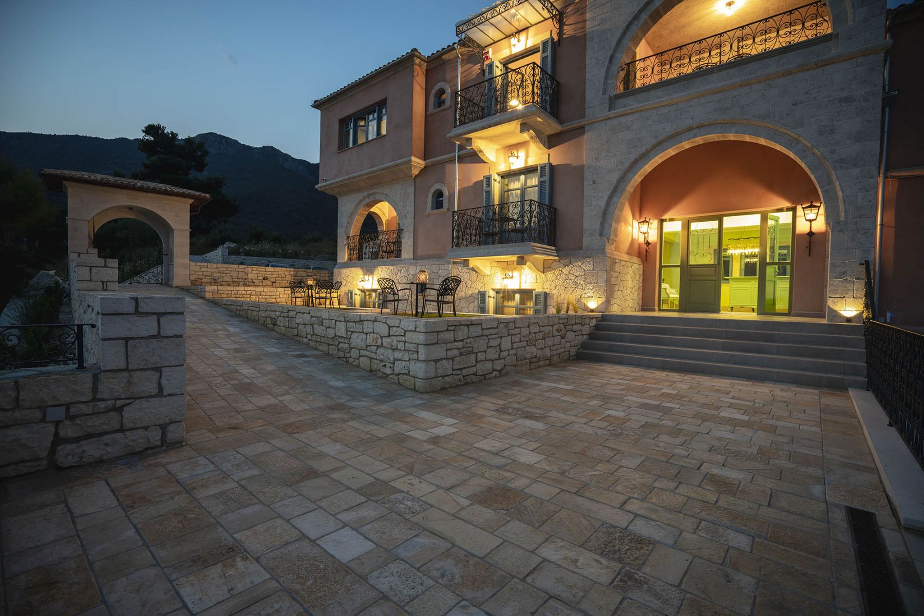 Elysium Living Parga-Ulaz u hotel.jpg