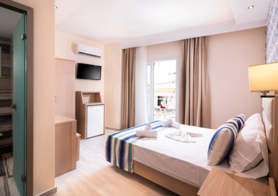 Hotel Star Bay luxury dvokrevetna soba sa bočnim pogledom na more.jpg