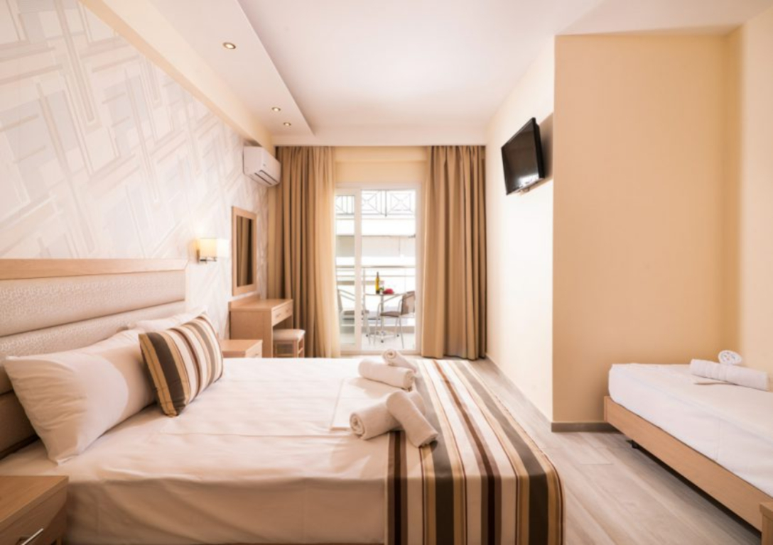 Hotel Star Bay luxury trokrevetna soba.jpg