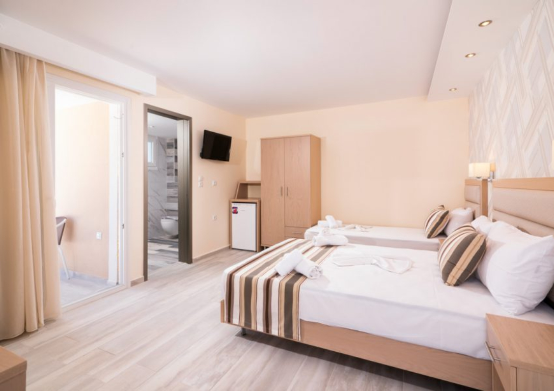 Hotel Star Bay luxury trokrevetna soba sa bočnim pogledom na more.jpg