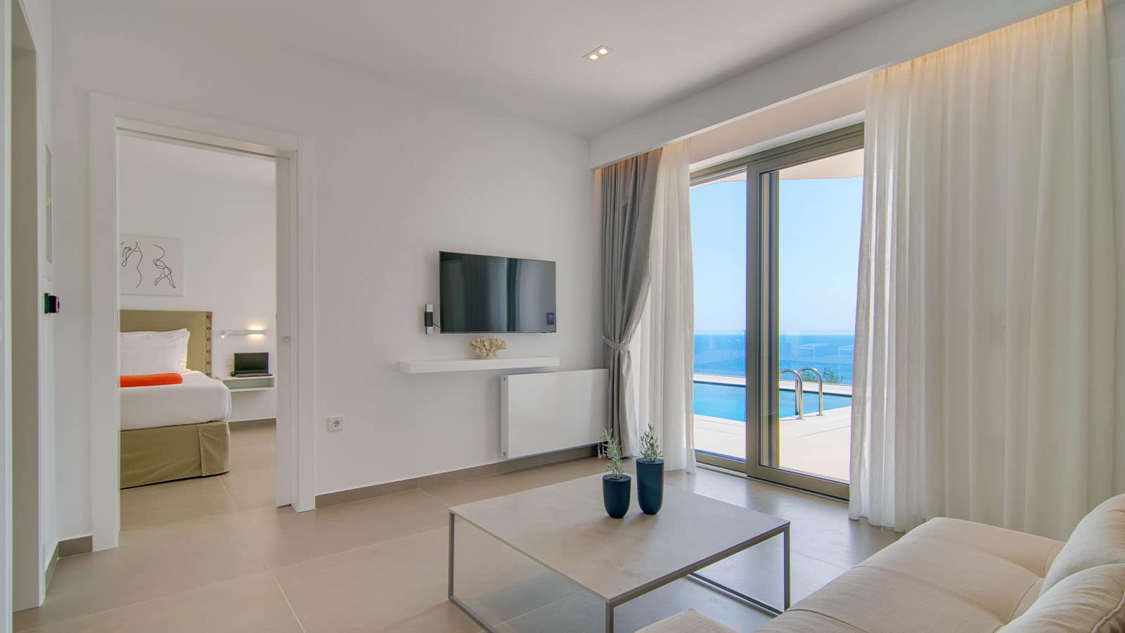 Livinghome Suites-Superior suite pogled bazen.jpg