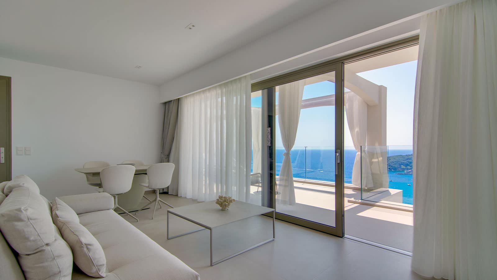 Livinghome Suites-Superior suite pogled more.jpg