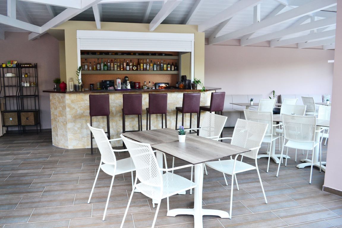 Michelangelo Suites & Apartments-Bar pored bazena.jpg