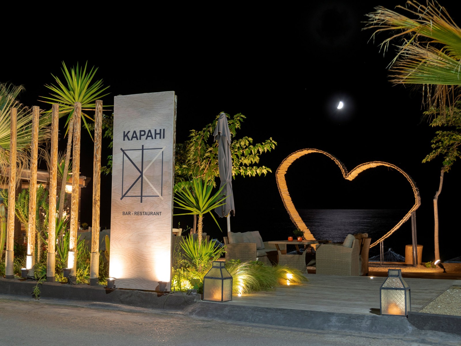 Beach hotel Kapahi dvorište.jpg