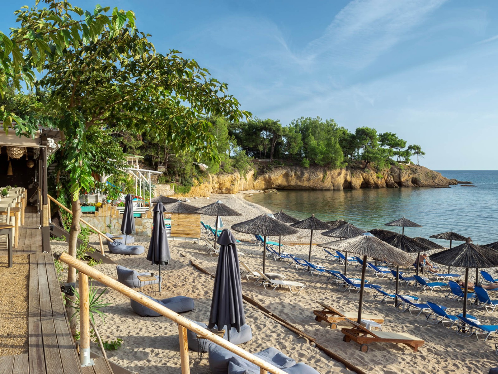 Beach hotel Kapahi plaža sa ležaljkama i suncobranima.jpg