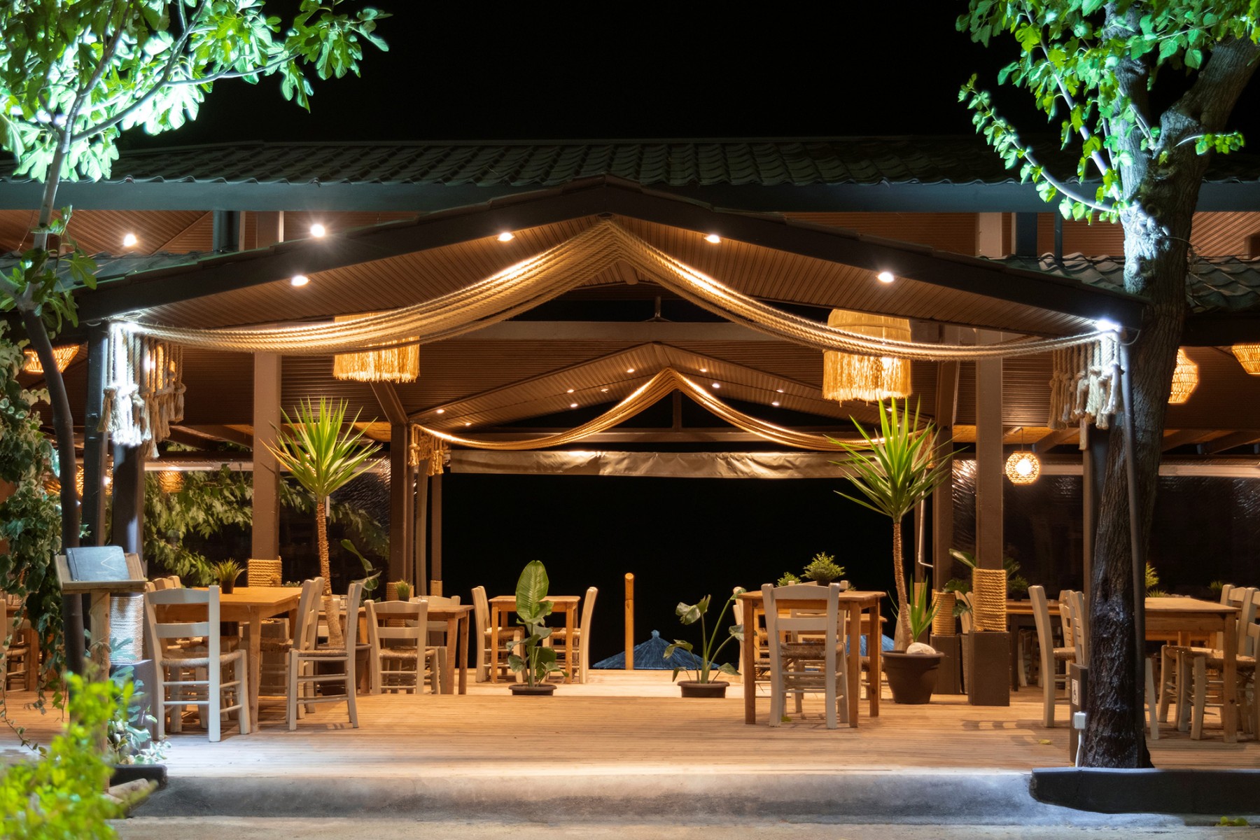 Beach hotel Kapahi restoran.jpg