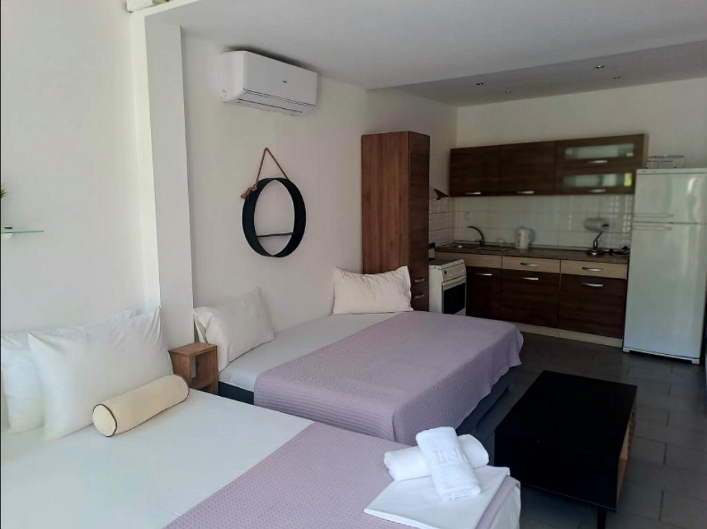 Beach hotel Kapahi studio sa pogledom na baštu i sa kuhinjom.jpg