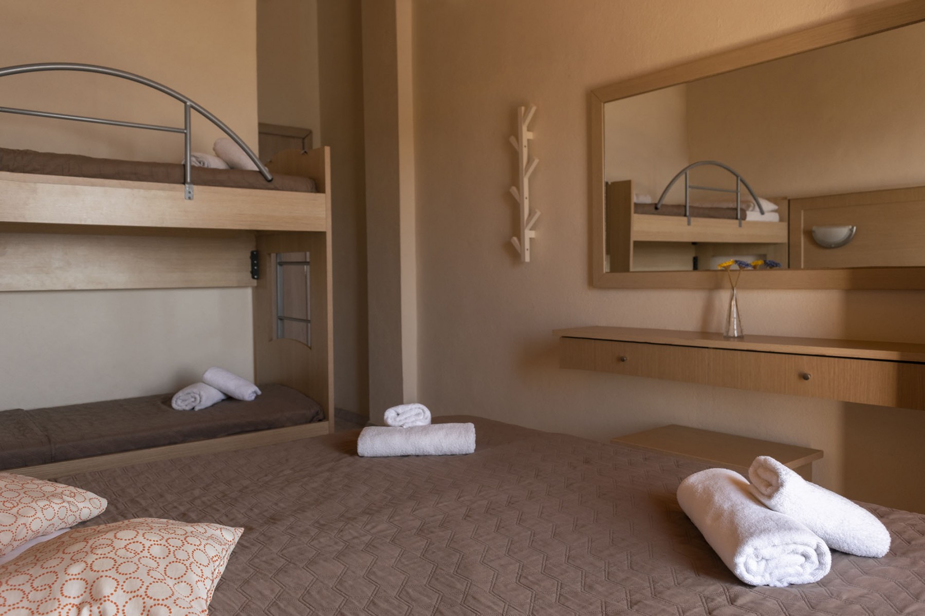 Beach hotel Kapahi četvorokrevetna soba.jpg