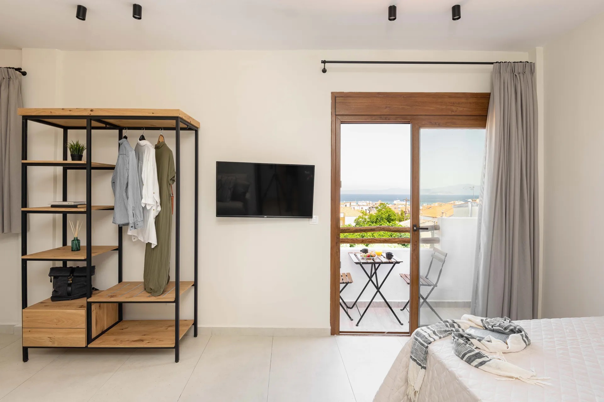 Palm Suites-Deluxe suite pogled more.jpg