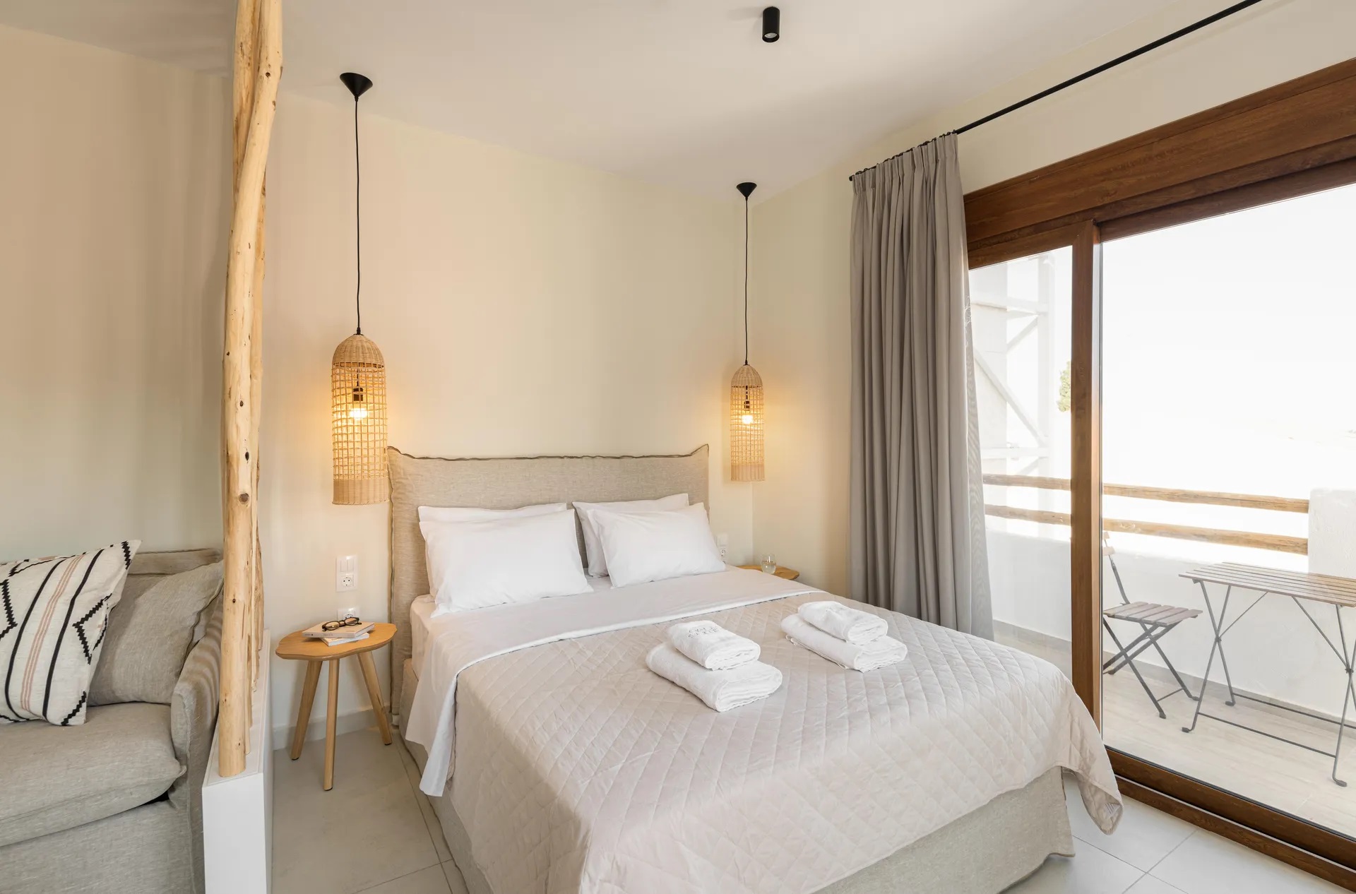 Palm Suites-Deluxe suite pogled planina.jpg