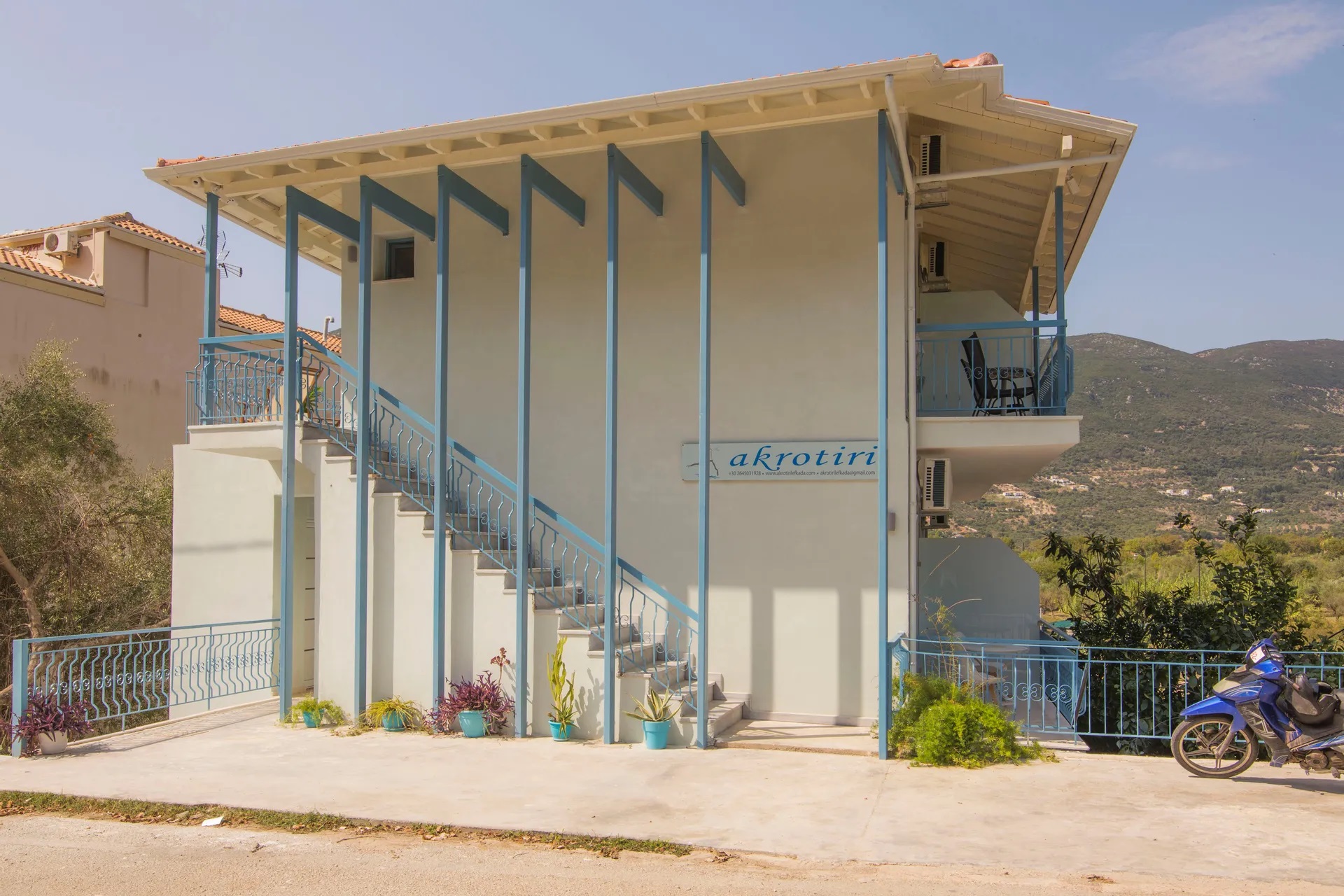 Akrotiri Lefkada-Zgrada hotela.jpg