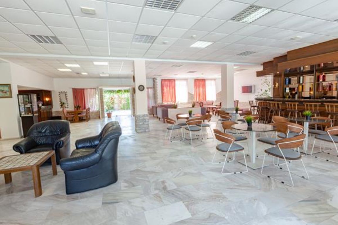 Tropical Hotel Fourka-Lobby bar.jpg