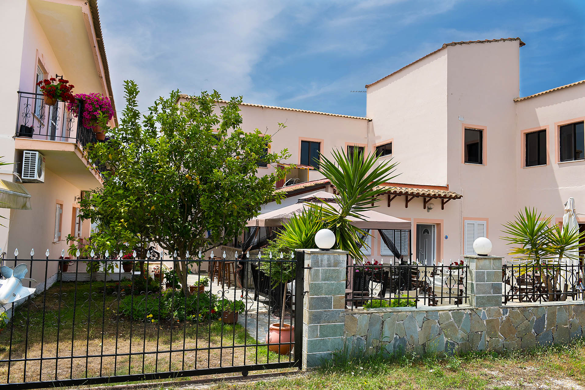 Andrianna Apartments-Spoljasnji izgled.jpg