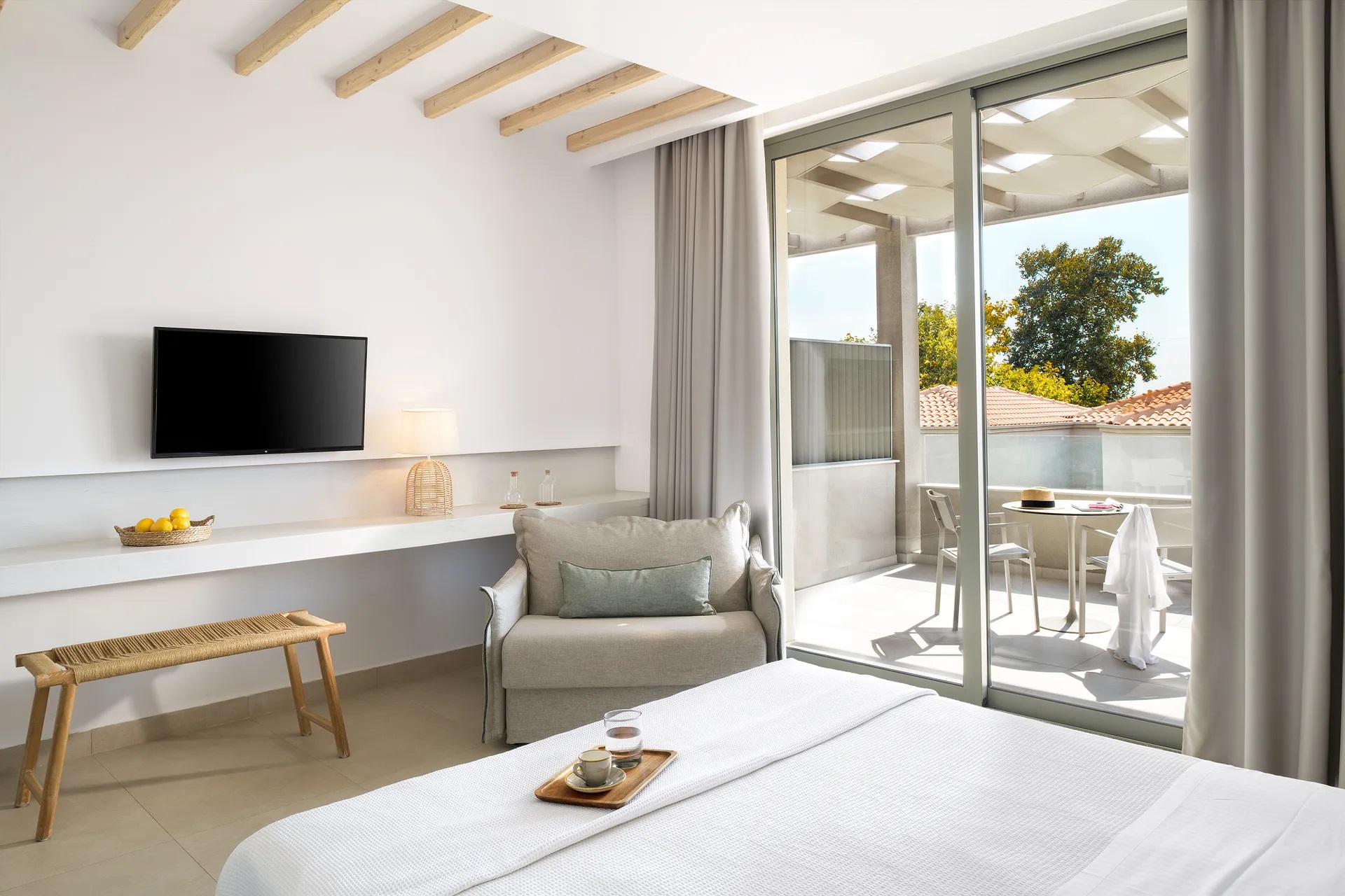 Cavo Delea Elegant Suites-Junior suite pogled basta.jpg