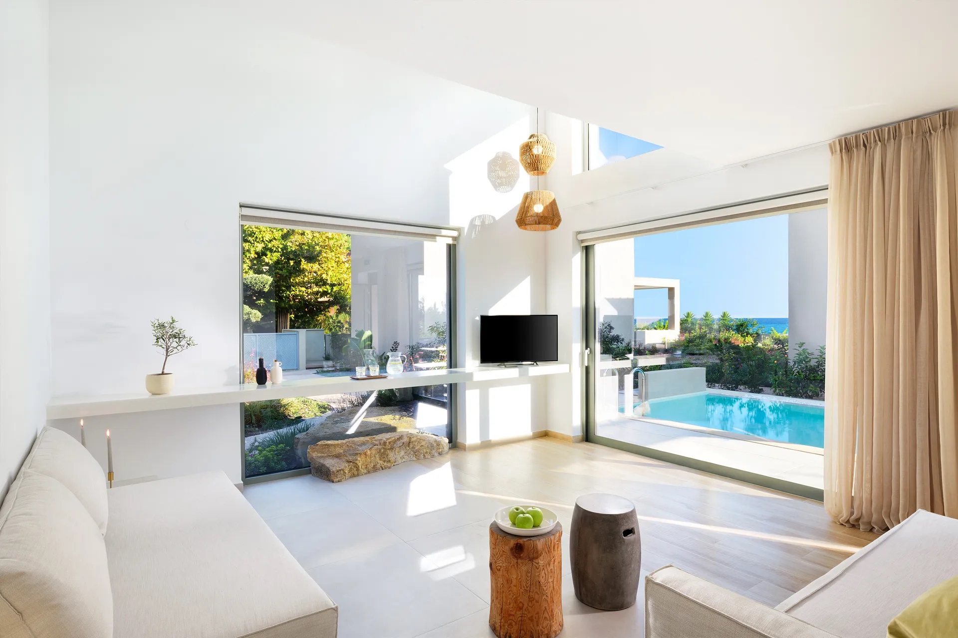 Cavo Delea Elegant Suites-Vila delimican pogled more privatni bazen.jpg