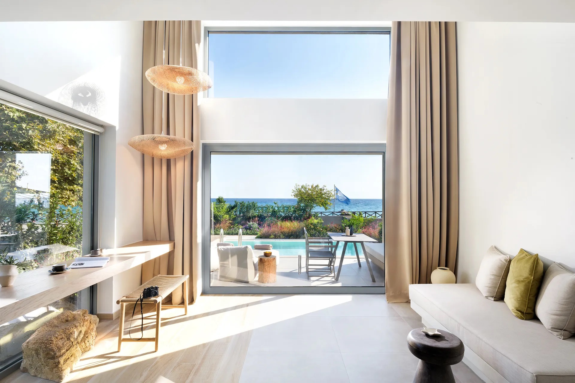 Cavo Delea Elegant Suites-Vila pogled more privatan bazen.jpg