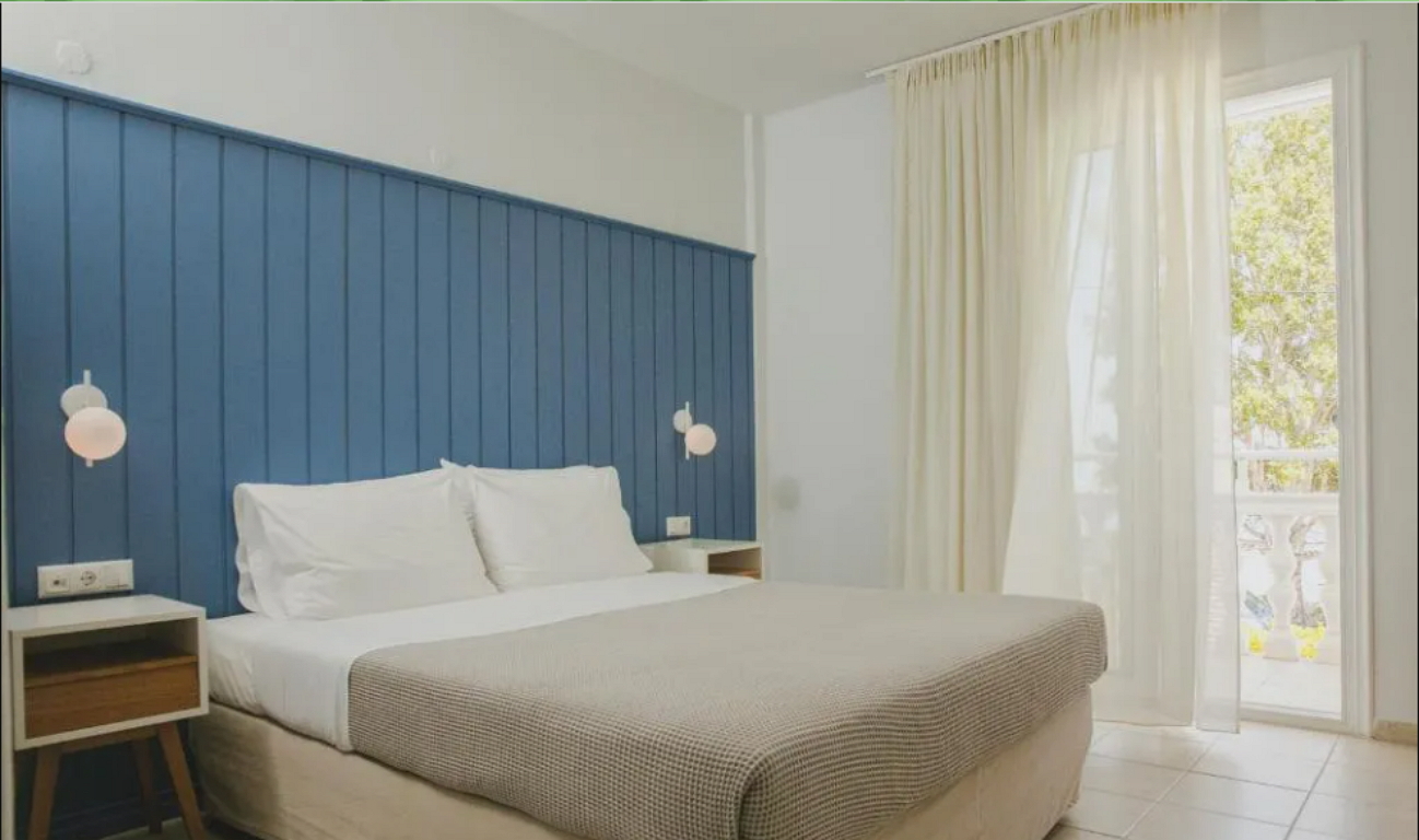 Hotel Elektra Comfort junior soba sa pogledom na bazen.jpg
