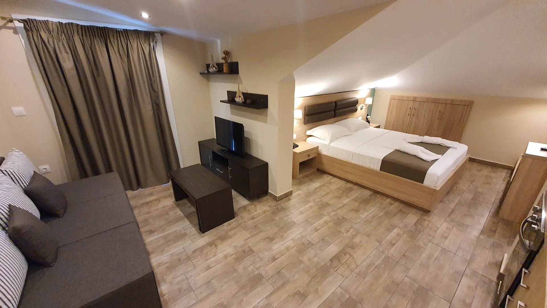 Lagaria Hotel II-Deluxe trokrevetna soba potkrovlje.jpg