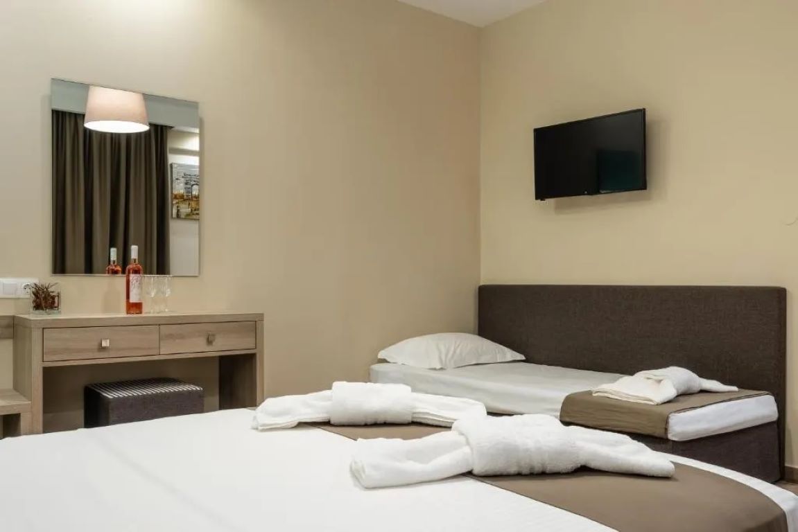 Lagaria Hotel II-Deluxe trokrevetna soba.jpg