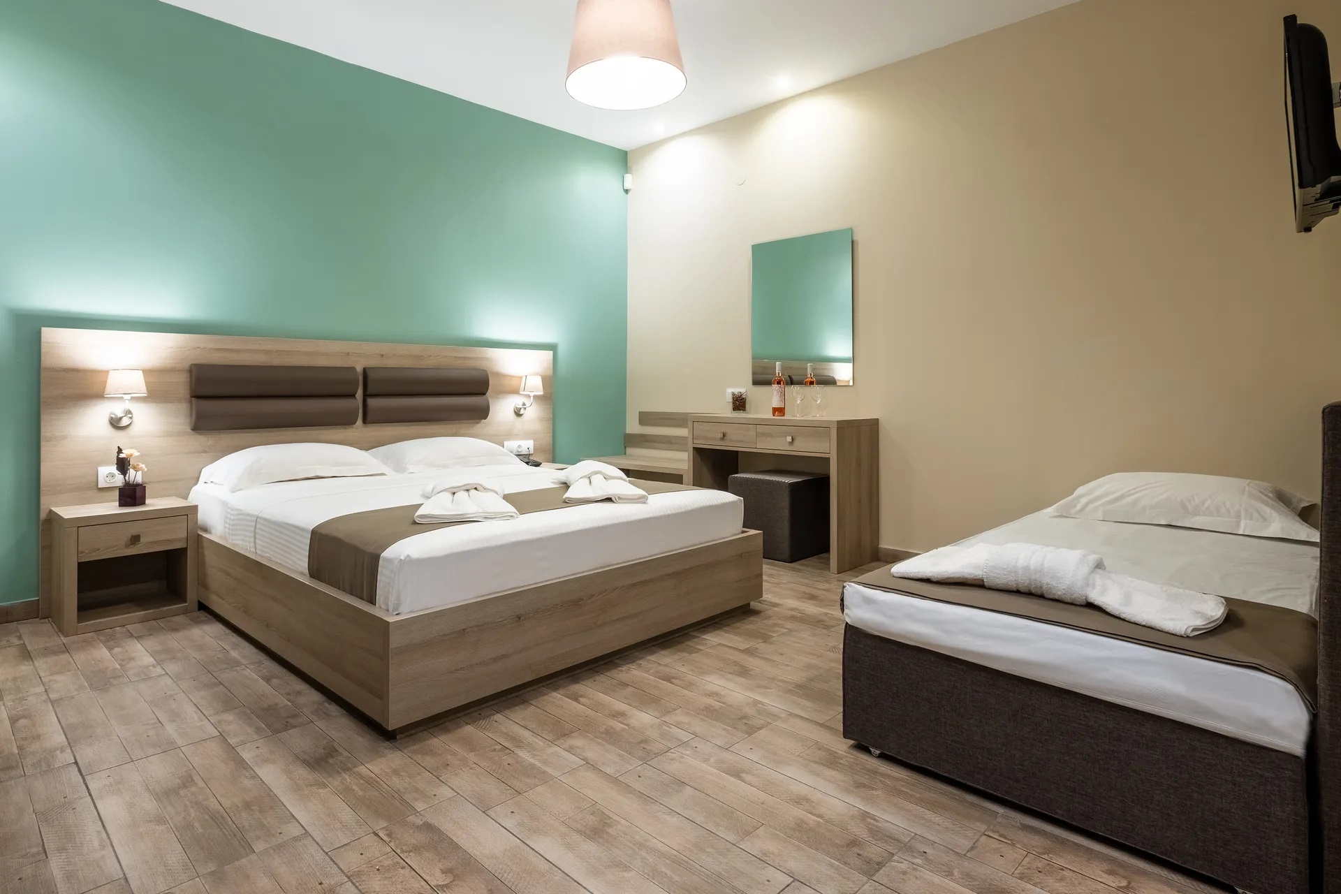 Lagaria Hotel II-Superior trokrevetna soba.jpg