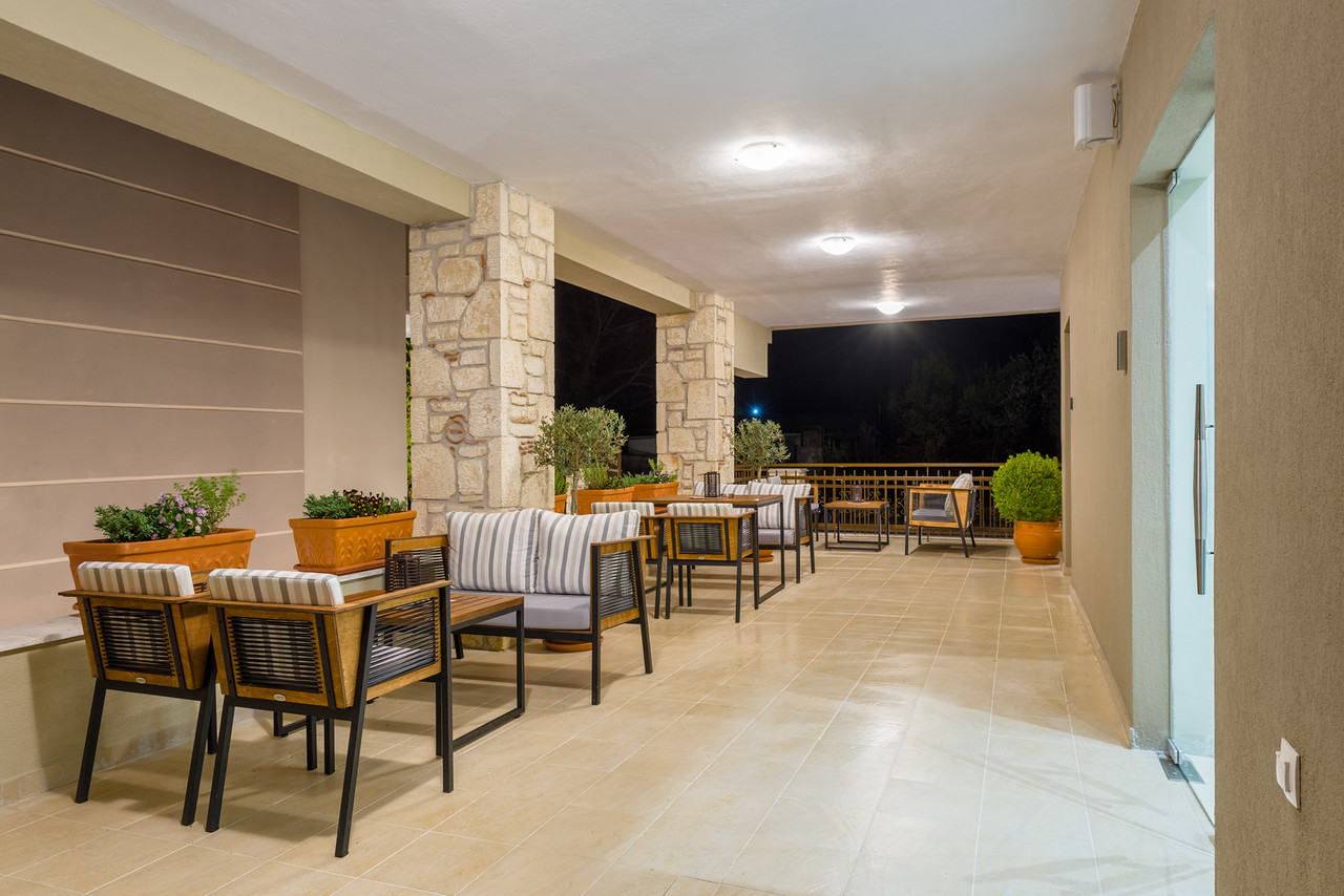 Lagaria Hotel II-Terasa bara.jpg
