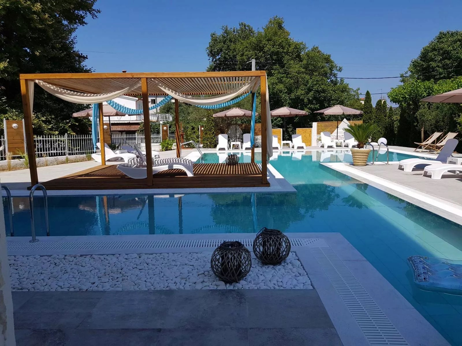 Agorastos Luxury Living-Oblast oko bazena.jpg