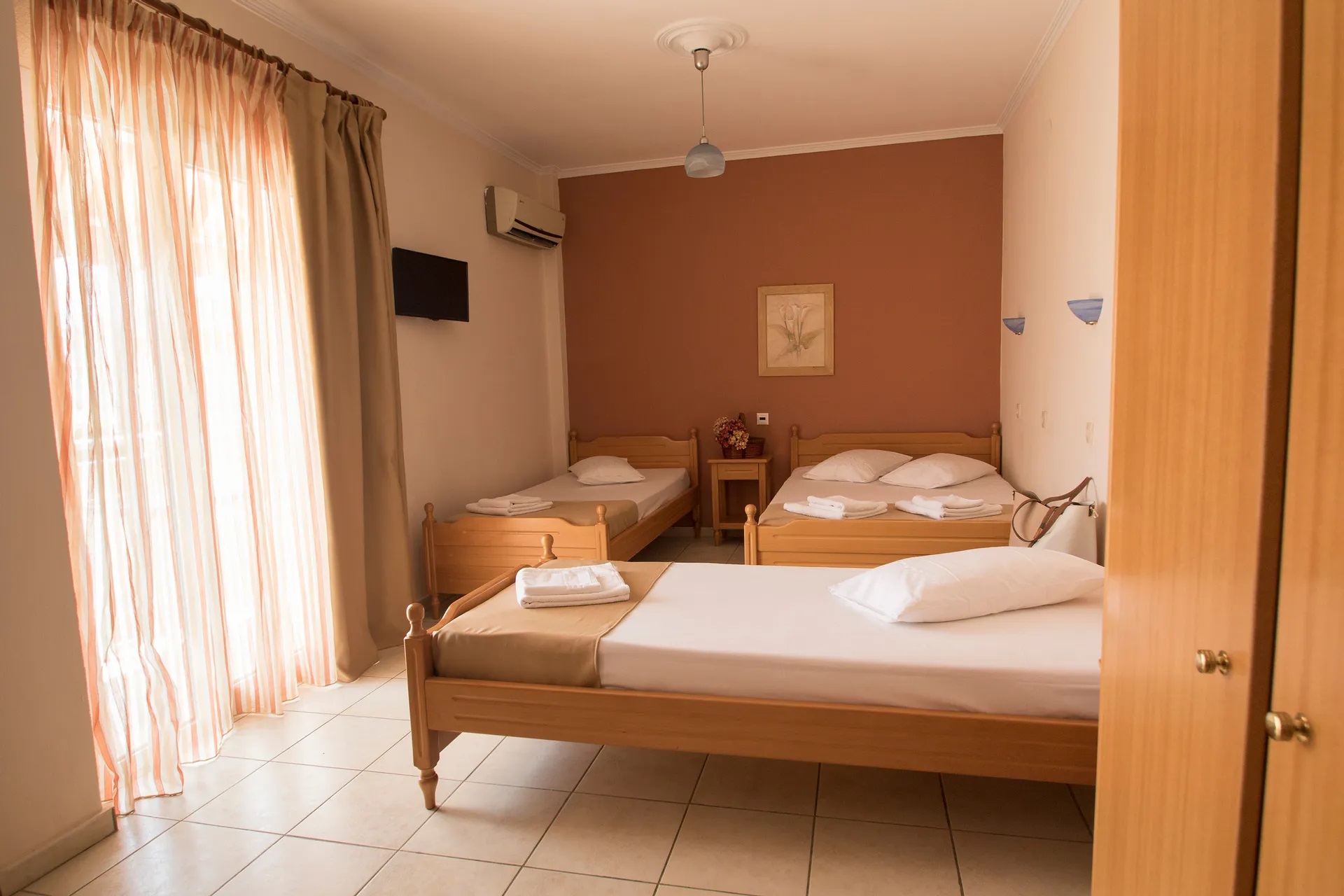 Atira Apart Hotel-Cetvorokrevetna soba.jpg